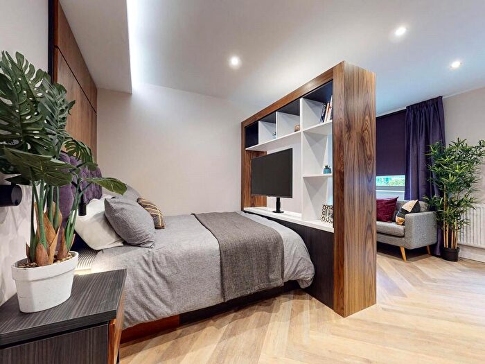 Apartment To Rent In Apt, Live Oasis Wade Lane #, LS2