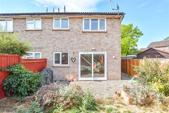 1 Bedroom Semi-Detached House For Sale In Gassons Road, Snodland, Kent, ME6