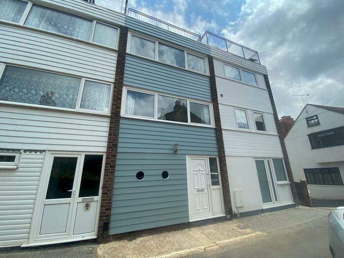 3 Bedroom Town House To Rent In Sun Hill, Cowes, PO31