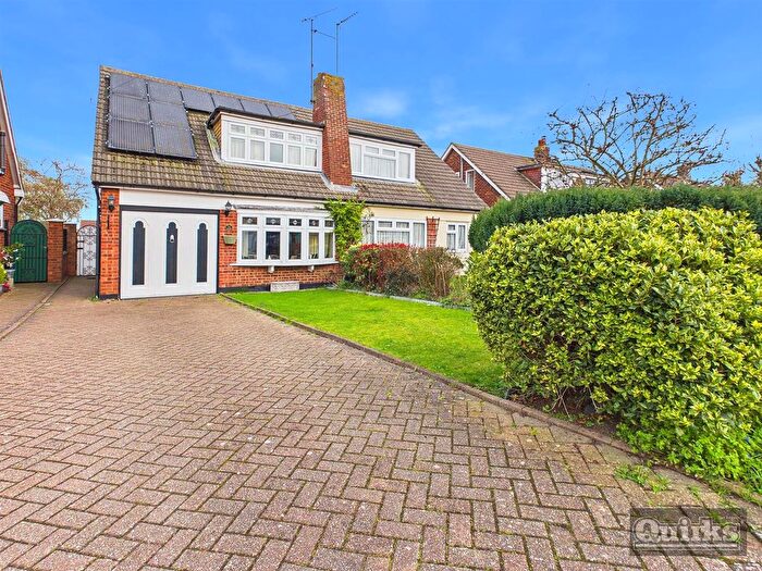 3 Bedroom Semi Detached House For Sale In Margarite Way, Wickford, SS12