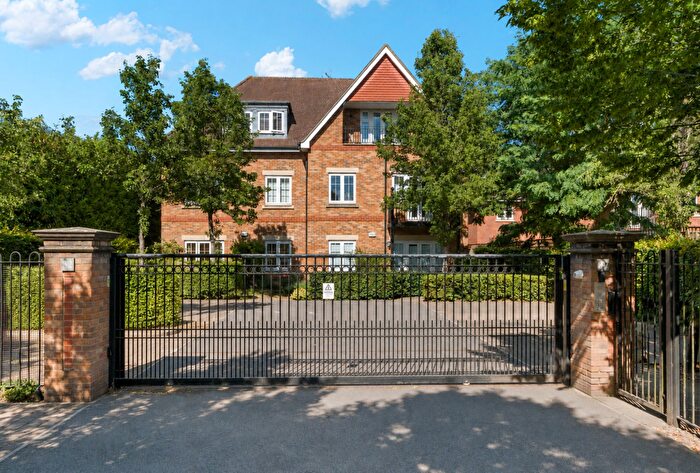 2 Bedroom Flat For Sale In Between Streets, Cobham, KT11