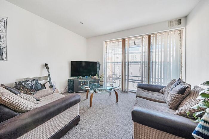 2 Bedroom Flat For Sale In Waterfront Walk, Birmingham, B1