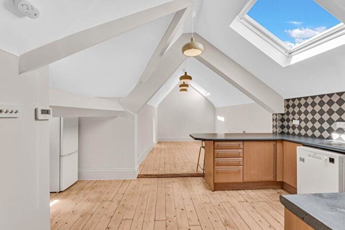 3 Bedroom Duplex To Rent In Commercial Road, Whitechapel, London, E1