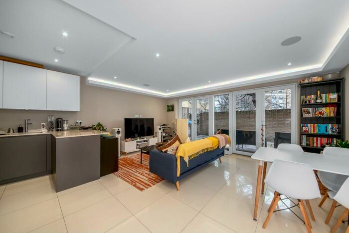 2 Bedroom Apartment To Rent In Crystal Palace Parade, Upper Norwood, London, SE19