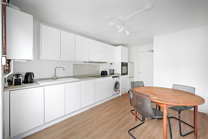 3 Bedroom Maisonette To Rent In Conistone Way, Islington, N7