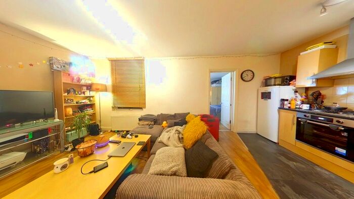 2 Bedroom Maisonette To Rent In Locket Road, Wealdstone, Harrow, HA3