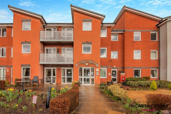 2 Bedroom Flat For Sale In Benedict Court, Western Avenue, Newbury, Berkshire, RG14