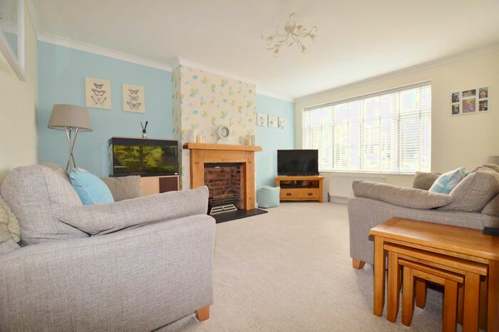 2 Bedroom Maisonette To Rent In College Gardens, Chingford, E4