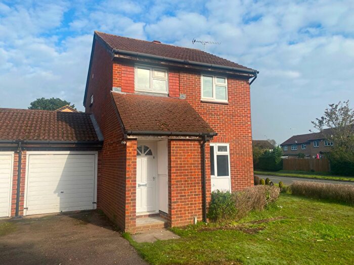 3 Bedroom Detached House To Rent In Hawkswell Close, Woking, GU21