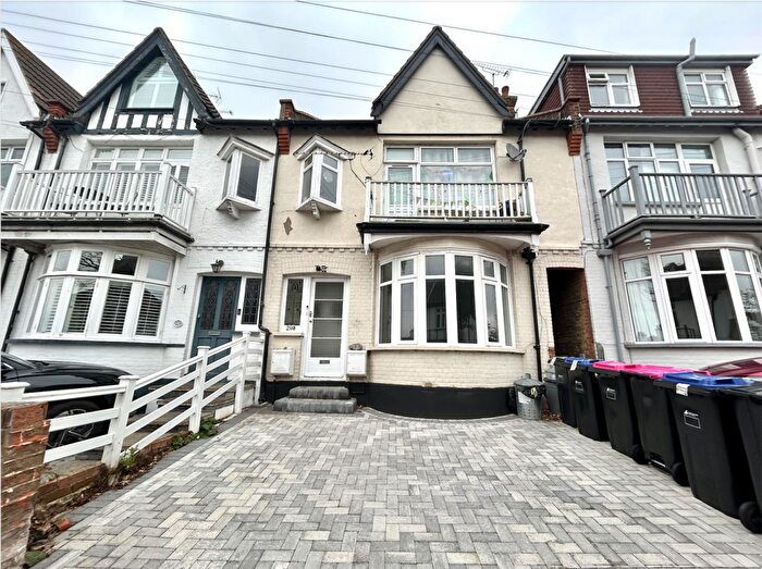 1 Bedroom Flat To Rent In Hillside Crescent, Leigh On Sea, Essex, SS9