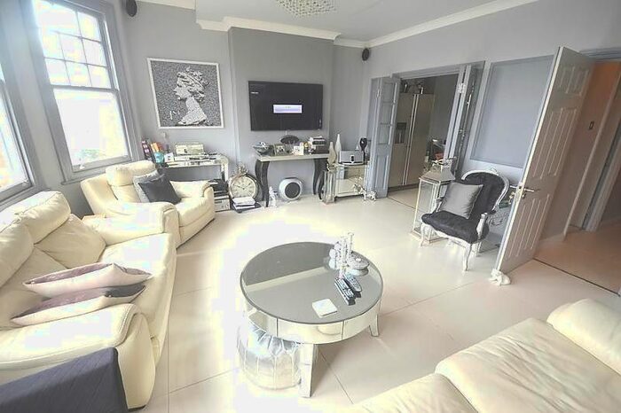 3 Bedroom Flat To Rent In The Green, Station Road, Winchmore Hill, Station Road, N21