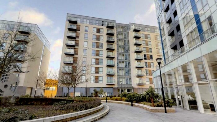 2 Bedroom Apartment To Rent In Town Centre Apartment With Parking, HP1