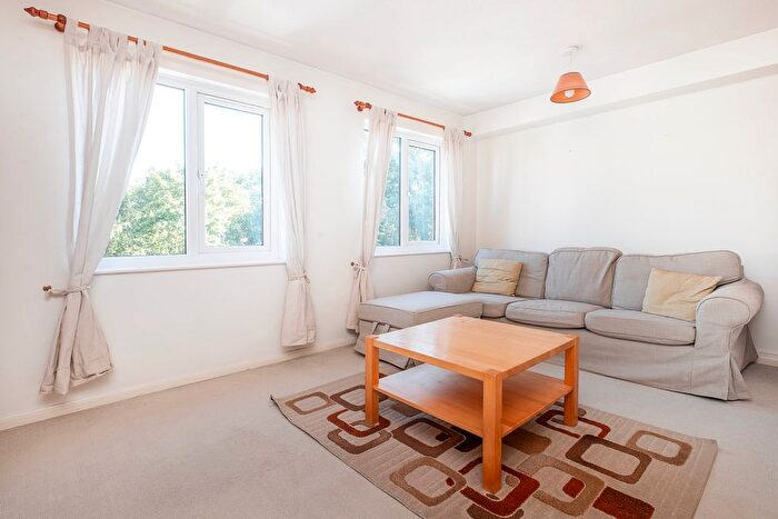 1 Bedroom Flat For Sale In Barnfield Close, London, SW17