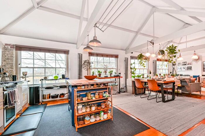 2 Bedroom Flat To Rent In Queensbridge Road, Haggerston, London, E2