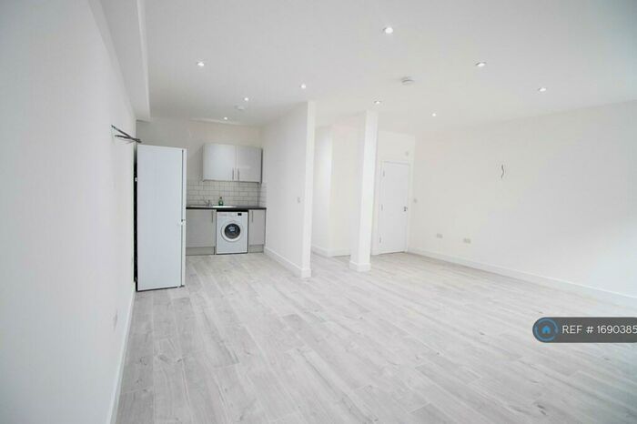 Studio To Rent In Drayton Park, Islington, N5