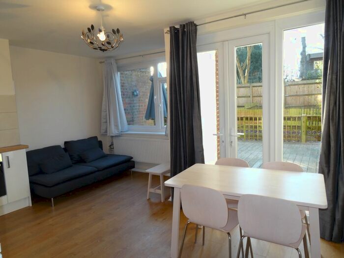4 Bedroom Flat To Rent In Cortis Road, Putney Heath, SW15