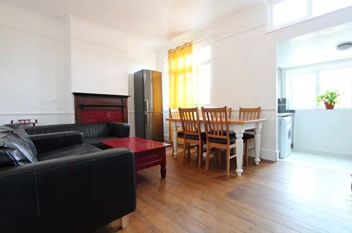 4 Bedroom Flat To Rent In Undine Street, Tooting Broadway, SW17