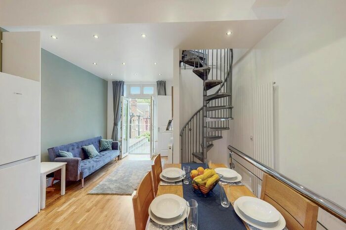 3 Bedroom Flat To Rent In Harrow Road, College Park, London, NW10