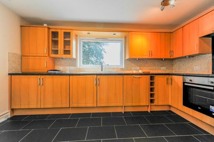 2 Bedroom Flat To Rent In Galsworthy Road, Kingston, KT2