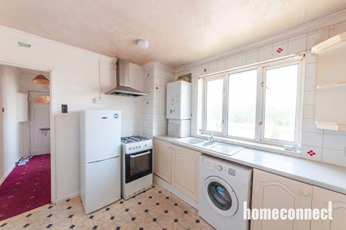 1 Bedroom Flat For Sale In Knights Way, Ilford, IG6