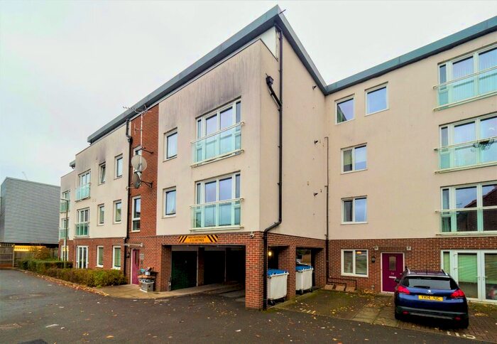 2 Bedroom Flat To Rent In Royal Court, Queen Marys Avenue, Watford, Hertfordshire, WD18
