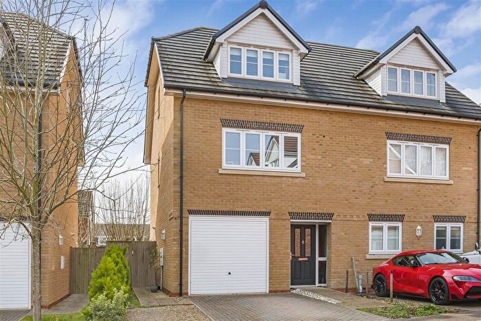 3 Bedroom Semi Detached House For Sale In Martin Cooper Close, Caversham, Reading, RG4