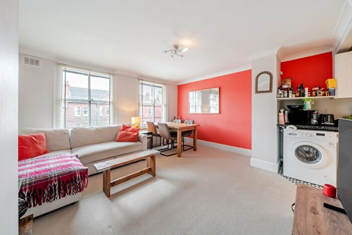 1 Bedroom Flat For Sale In St. James Terrace, Boundaries Road, London, SW12