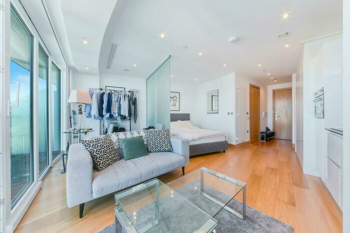 Apartment To Rent In Arena Tower, Canary Wharf, London, E14