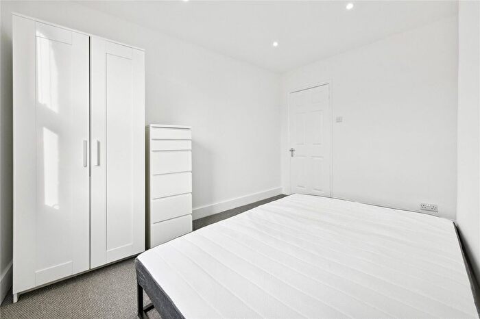 3 Bedroom Flat To Rent In Queenstown Road, London, SW8