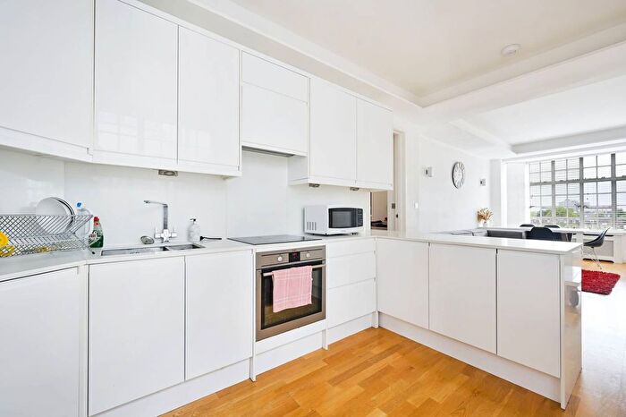 2 Bedroom Flat To Rent In Warwick Gardens, Earls Court, London, W14