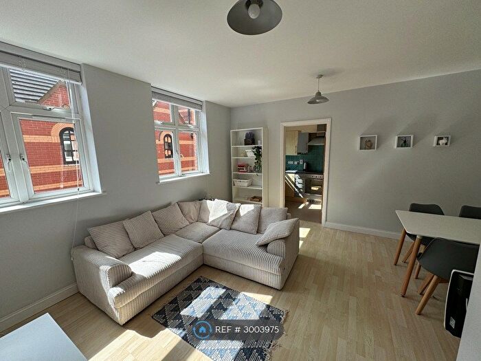 2 Bedroom Flat To Rent In Minster Court, Leicester, LE1