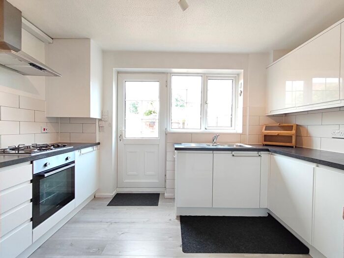 2 Bedroom Flat To Rent In Sawyers Lawn, Ealing, W13