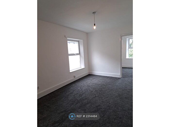 3 Bedroom Flat To Rent In First Floor, Grimsby, DN32