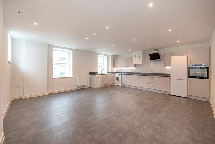 3 Bedroom Flat To Rent In Hewer Street, London, W10