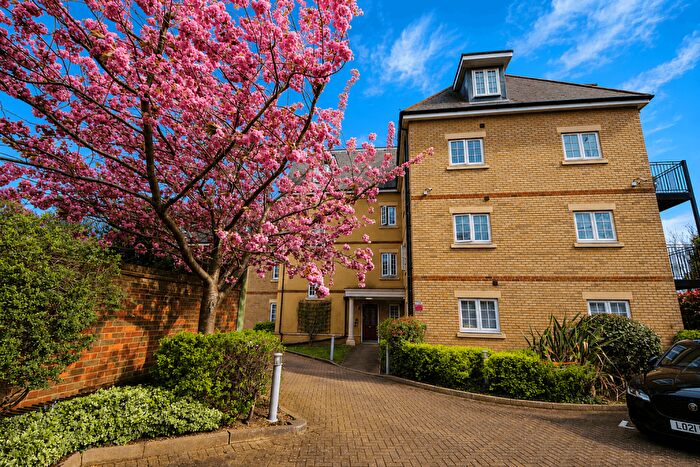 2 Bedroom Flat To Rent In River Bank, Winchmore Hill, N21