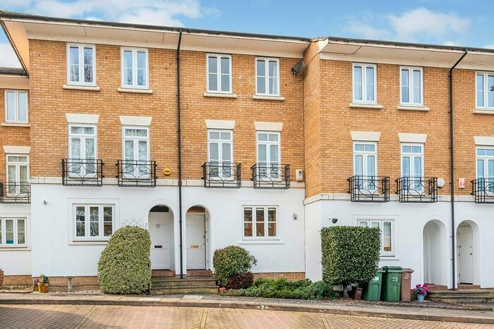 4 Bedroom Detached House To Rent In Courtenay Avenue, Sutton, Surrey, SM2