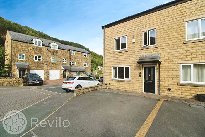 3 Bedroom Town House To Rent In Jubilee Way, Todmorden, OL14