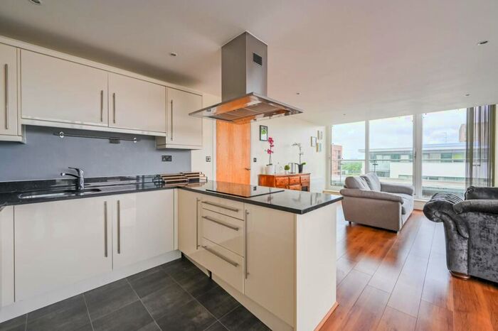 3 Bedroom Flat To Rent In Fathom Court, Gallions Reach, London, E16