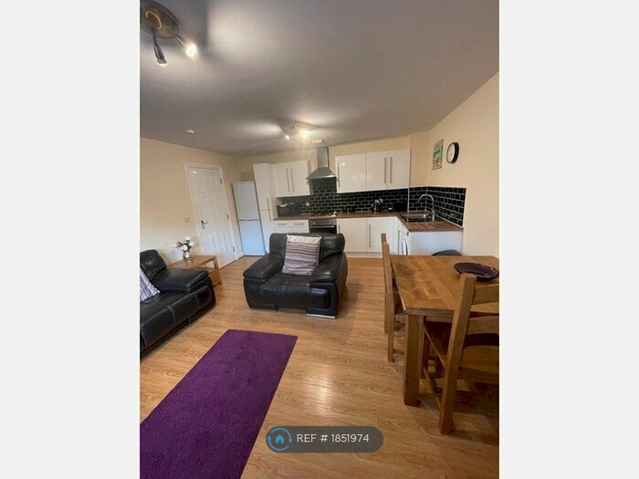 2 Bedroom Flat To Rent In Wellington Garth, Leeds, LS13