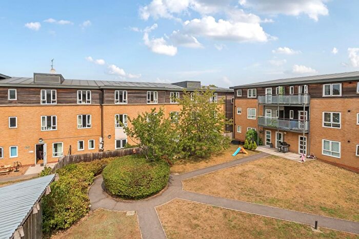 2 Bedroom Flat For Sale In Newbury, Berkshire, RG14