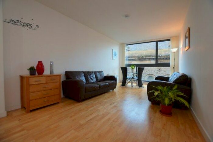 2 Bedroom Flat To Rent In Crown Street Buildings, Leeds, LS2