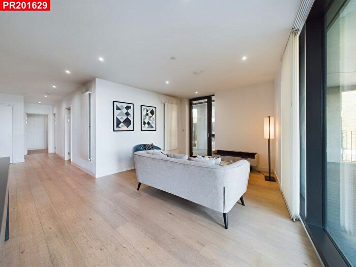 3 Bedroom Flat To Rent In Silvertown – Bedrooms Flat, E16