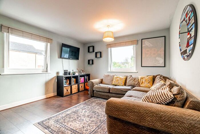 2 Bedroom Apartment For Sale In Bakers Close, St. Albans, Hertfordshire, AL1