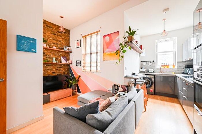 2 Bedroom Flat For Sale In Hornsey Road, London, N7