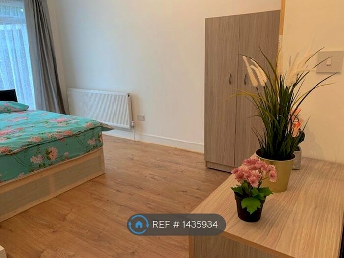 Studio To Rent In Sidney Avenue, London, N13