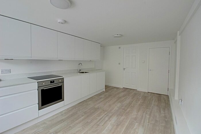 Terraced House To Rent In C, Finchley Road, Golders Green, London, NW11