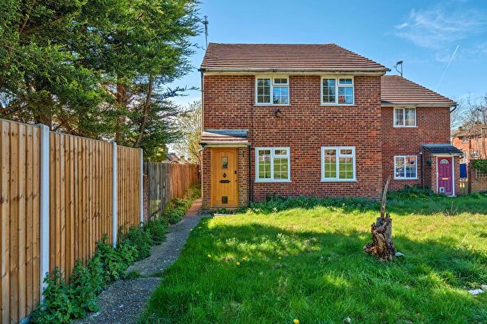 2 Bedroom Maisonette For Sale In Chapel Road, Camberley, GU15