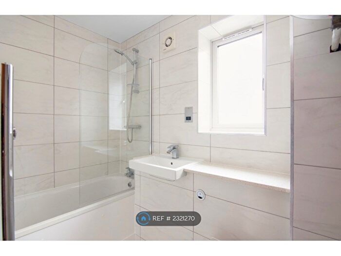 3 Bedroom Flat To Rent In Grinstead Rd, London, SE8