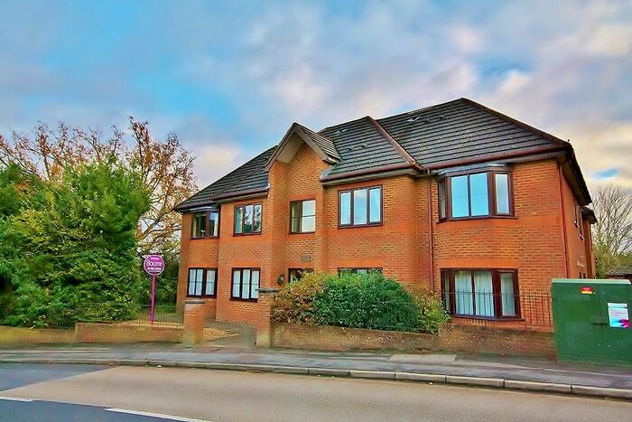 2 Bedroom Flat To Rent In Anchor Hill, Knaphill, Woking, GU21