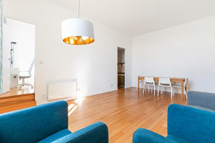 2 Bedroom Flat To Rent In St Gabriels Manor, SE5